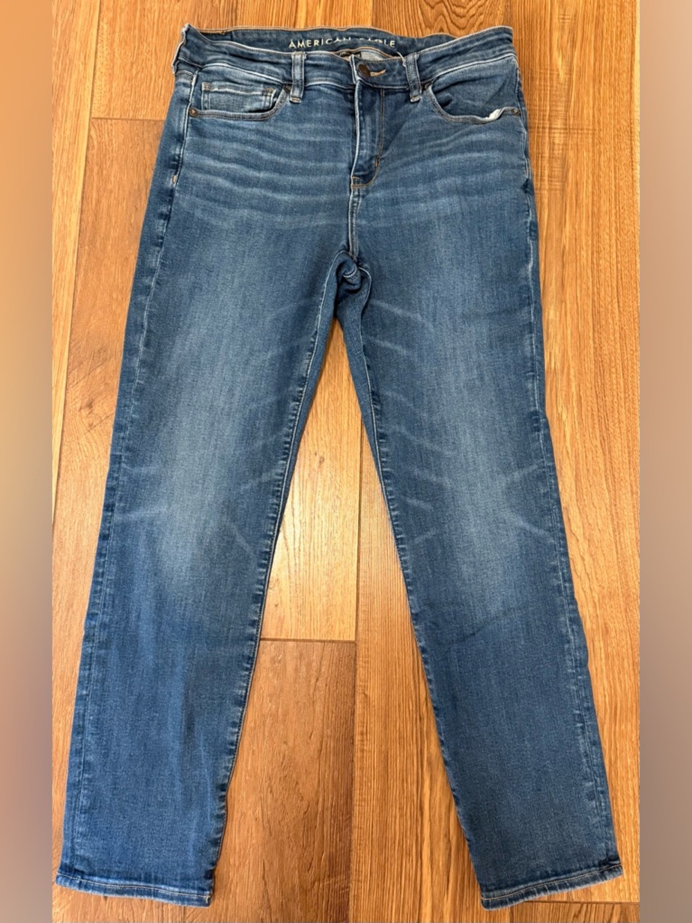 American Eagle Outfitters Skinny Jeans in Medium Blue Wash.         10 Short